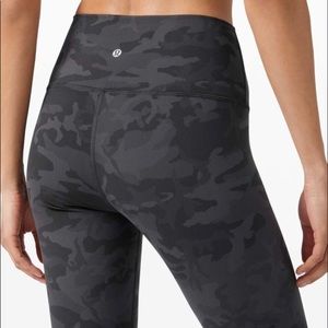 🍋Lululemon Camo 20” Wunder Under crop